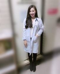 牙牙   158 cm  Dcup   26歲    皮膚吹彈可破，胸部柔軟好捏，屄很漂亮很淺容易到