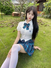 吱吱  164cm/44kg/C奶/19歲  清純學生 骨感 喜歡穿JK制式 喜歡變裝 服務的時候很敢玩