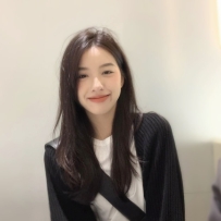 可薇  163.47.C.23歲   氣質滿分的女大生 平時喜歡宅在家裡追劇看A漫的她 氣質小騷