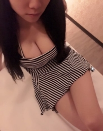 小玥 160/48kg/E/30歲  有常用手莫下面 很容易濕濕 粉色的小奶頭很敏感 摸摸下面就出