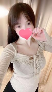 雨萱 158 C+ 23y 23歲的幼稚園女老師 每天充滿愛心地教導孩子們 薪水不足以應付生活開支